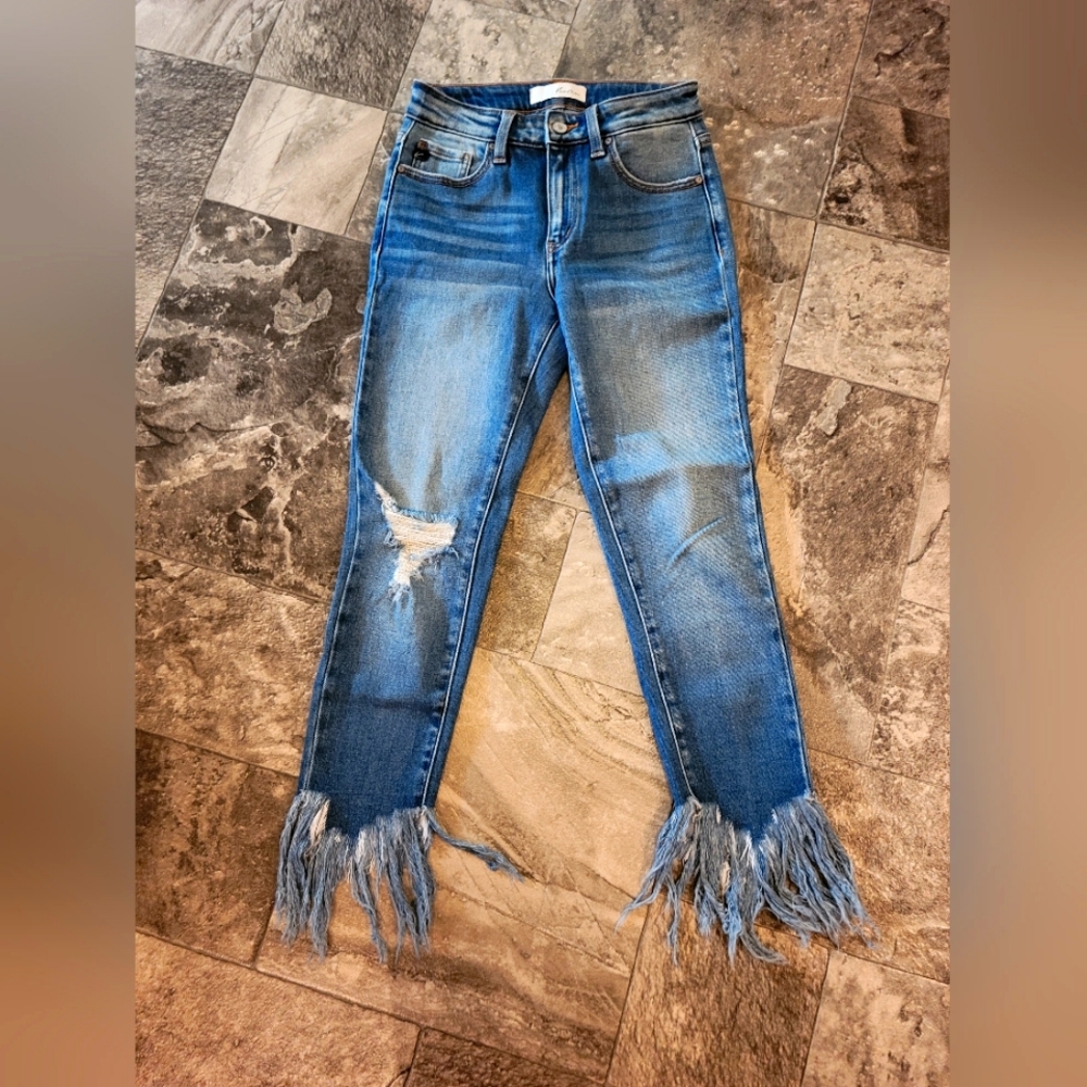 KanCan frayed high rise capris size 26